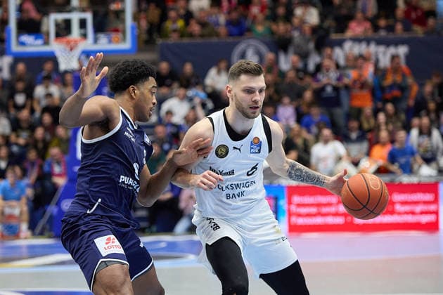 Marcus Foster (MBC, 5), Ferdinand Zylka (Braunschweig, 6), Syntainics MBC vs. Basketball Löwen Braunschweig, Basketball, Bundesliga, Maenner, Saison 2025 26, 10. Spieltag, 14.12.2025. Weissenfels Stadthalle Sachsen-Anhalt Deutschland