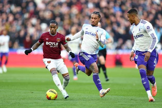 Crysencio Summerville of West Ham United under pressure from Boubacar Kamara of Aston Villa and Ezri Konsa of Aston Villa West Ham United v Aston Villa, Premier League, Football, London Stadium, London, UK - 14 Dec 2025London London Stadium United Kingdom EDITORIAL USE ONLY No use with unauthorised audio, video, data, fixture lists, club league logos or live services. Online in-match use limited to 120 images, no video emulation. No use in betting, games or single club league player publications. Copyright: xSimonxDael Shutterstockx 16081588ao