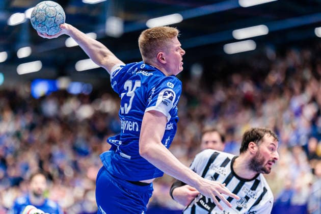 Niels Gerardus Versteijnen (TBV Lemgo Lippe, 25) im Torwurf GER, TBV Lemgo Lippe vs. THW Kiel, Handball, 1. Bundesliga, 17. Spieltag, Spielzeit 2025 2026, 14.12.2025 GER, TBV Lemgo Lippe vs. THW Kiel, Handball, 1. Bundesliga, 17. Spieltag, Spielzeit 2025 2026, 14.12.2025 Lemgo Copyright: xEibner-Pressefoto JanxRollingerx EP_JSK