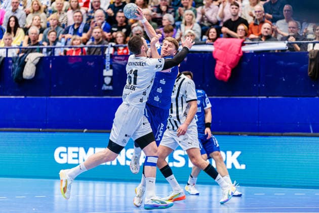 v.l. Hendrik Pekeler (THW Kiel, 61), Lukas Hutecek (TBV Lemgo Lippe, 02) GER, TBV Lemgo Lippe vs. THW Kiel, Handball, 1. Bundesliga, 17. Spieltag, Spielzeit 2025 2026, 14.12.2025 GER, TBV Lemgo Lippe vs. THW Kiel, Handball, 1. Bundesliga, 17. Spieltag, Spielzeit 2025 2026, 14.12.2025 Lemgo Copyright: xEibner-Pressefoto JanxRollingerx EP_JSK