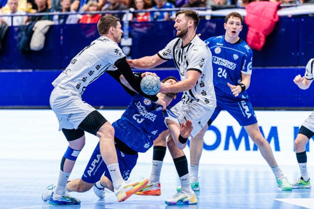v.l. Hendrik Pekeler (THW Kiel, 61), Tim Suton (TBV Lemgo Lippe, 23), Harald Reinkind (THW Kiel, 06) GER, TBV Lemgo Lippe vs. THW Kiel, Handball, 1. Bundesliga, 17. Spieltag, Spielzeit 2025 2026, 14.12.2025 GER, TBV Lemgo Lippe vs. THW Kiel, Handball, 1. Bundesliga, 17. Spieltag, Spielzeit 2025 2026, 14.12.2025 Lemgo Copyright: xEibner-Pressefoto JanxRollingerx EP_JSK