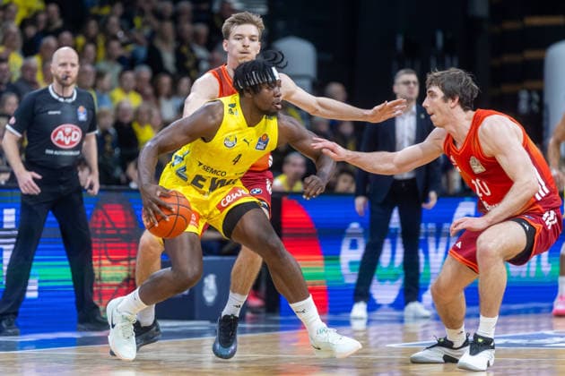 Oldenburg, Niedersachsen, DEU, 14.12.2025, Brian Fobbs (Mitte, EWE Baskets Oldenburg), Elias Harris (rechts, FC Bayern München Basketball), Justus Hollatz (links, FC Bayern München Basketball). EWE Baskets Oldenburg vs. FC Bayern München Basketball. 1. Basketball-Bundesliga Saison 2025 2026, 10. Spieltag, Grosse EWE Arena. EWE Baskets Oldenburg vs. FC Bayern München Basketball