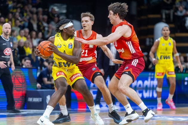 Oldenburg, Niedersachsen, DEU, 14.12.2025, Brian Fobbs (Mitte, EWE Baskets Oldenburg), Elias Harris (rechts, FC Bayern München Basketball), Justus Hollatz (links, FC Bayern München Basketball). EWE Baskets Oldenburg vs. FC Bayern München Basketball. 1. Basketball-Bundesliga Saison 2025 2026, 10. Spieltag, Grosse EWE Arena. EWE Baskets Oldenburg vs. FC Bayern München Basketball