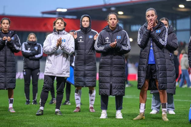 GER, München, FC Bayern München vs Hamburger SV, Google Pixel Frauen Bundesliga, Fussball, DFB, Spielzeit 2025 2026, FC Bayern Campus, 13. Spieltag, im Bild: Trauer und Frust, Emotionen nach der Niederlage des Hamburger SV beim FC Bayern München, HSV DFB DFL REGULATIONS PROHIBIT ANY USE OF PHOTOGRAPHS AS IMAGE SEQUENCES AND OR QUASI-VIDEO, 14.12.2025 Copyright: HMBxMedia HendrikxHamelau