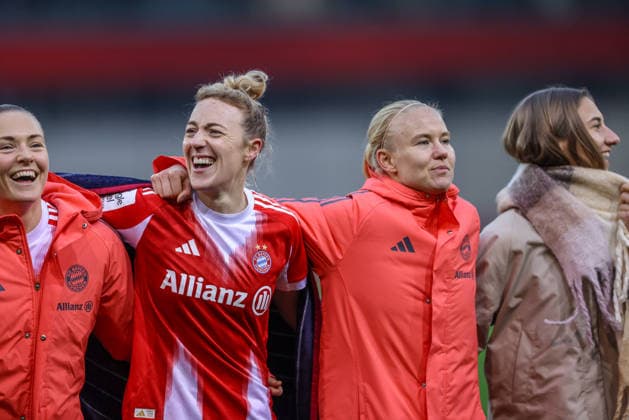 GER, München, FC Bayern München vs Hamburger SV, Google Pixel Frauen Bundesliga, Fussball, DFB, Spielzeit 2025 2026, FC Bayern Campus, 13. Spieltag, im Bild v.l.: Carolin Simon (Bayern München 30), Pernille Harder (Bayern München 21), Freude nach dem Siegen gegen den Hamburger SV DFB DFL REGULATIONS PROHIBIT ANY USE OF PHOTOGRAPHS AS IMAGE SEQUENCES AND OR QUASI-VIDEO, 14.12.2025 Copyright: HMBxMedia HendrikxHamelau