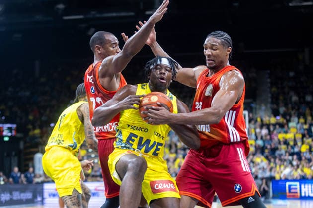 Oldenburg, Niedersachsen, DEU, 14.12.2025, Brian Fobbs (Mitte, EWE Baskets Oldenburg), Isiaha Mike (links, FC Bayern München Basketball) und David McCormack (rechts, FC Bayern München Basketball). EWE Baskets Oldenburg vs. FC Bayern München Basketball. 1. Basketball-Bundesliga Saison 2025 2026, 10. Spieltag, Grosse EWE Arena. EWE Baskets Oldenburg vs. FC Bayern München Basketball