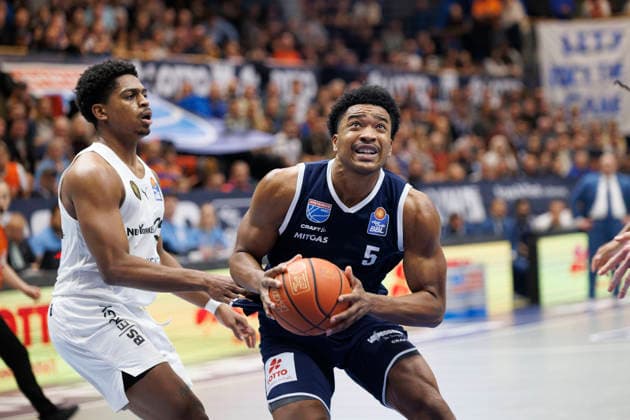 Grant Sherfield (Braunschweig, 25), Marcus Foster (MBC, 5), Syntainics MBC vs. Basketball Löwen Braunschweig, Basketball, Bundesliga, Maenner, Saison 2025 26, 10. Spieltag, 14.12.2025. Weissenfels Stadthalle Sachsen-Anhalt Deutschland