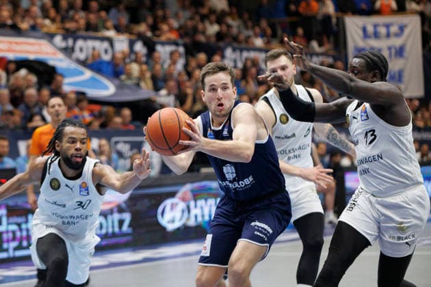 Chip Flanigan (Braunschweig, 30), Spencer Reaves (MBC, 31), Barra Njie (Braunschweig, 13), Syntainics MBC vs. Basketball Löwen Braunschweig, Basketball, Bundesliga, Maenner, Saison 2025 26, 10. Spieltag, 14.12.2025. Weissenfels Stadthalle Sachsen-Anhalt Deutschland