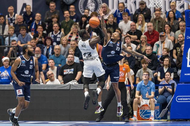 GER, easy-Credit Basketball-Bundesliga, Syntainics MBC - Basketball Löwen Braunschweig. 14.12.2025, Stadthalle, Weißenfels, GER, easy-Credit Basketball-Bundesliga, Syntainics MBC - Basketball Löwen Braunschweig. Barra Njie (Basketball Löwen Braunschweig, 13), Charles Callison (Syntainics MBC, 23) Â Foto Alexander Trienitz Weißenfels Stadthalle Sachsen-Anhalt Deutschland