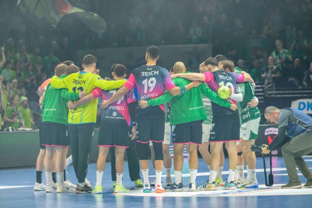 f.l.t.r.: the team of Wetzlar, GER, Berlin, Handball, Fuechse Berlin vs. HSG Wetzlar, DAIKIN Handball Bundesliga, at the Max Schmeling Halle, December 14, 2025,f.l.t.r.: GER, Berlin, Handball, Fuechse Berlin vs. HSG Wetzlar, DAIKIN Handball Bundesliga, at the Max Schmeling Halle, December 14, 2025, Copyright: HMBxMedia UwexKoch