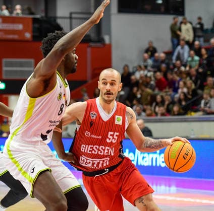 Nat Diallo, Simon Krjcovic 2.Bundesliga Pro A, 12. Spieltag, 46ers, Basketball, Basketball Saison 2025 2026, BBL, Deutschland, Gießen 46ers BBC Bayreuth, Gießen in rot, Herren, Bayreuth weiß