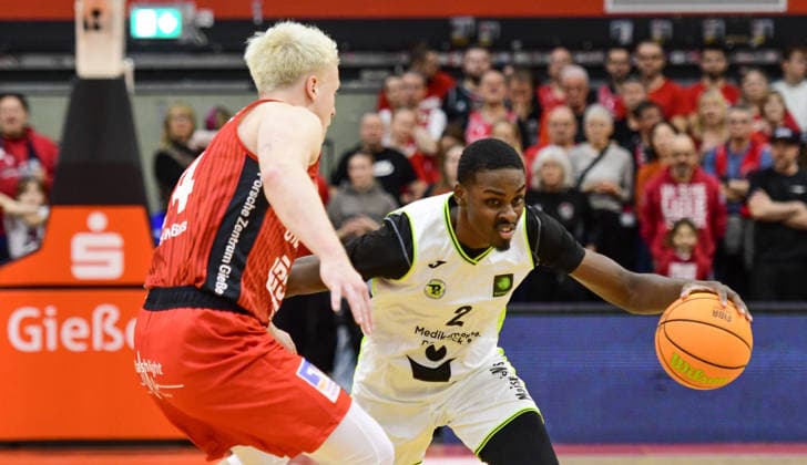 Luis König Figge, Tehree Horn 2.Bundesliga Pro A, 12. Spieltag, 46ers, Basketball, Basketball Saison 2025 2026, BBL, Deutschland, Gießen 46ers BBC Bayreuth, Gießen in rot, Herren, Bayreuth weiß