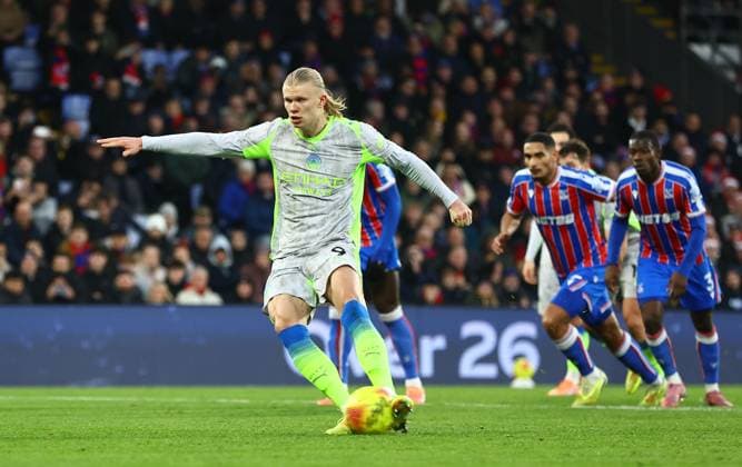 Erling Haaland of Manchester City scores their sides third goal from penalty Crystal Palace v Manchester City, Premier League, Football, Selhurst Park, London, UK - 14 Dec 2025London Selhurst Park United Kingdom EDITORIAL USE ONLY No use with unauthorised audio, video, data, fixture lists, club league logos or live services. Online in-match use limited to 120 images, no video emulation. No use in betting, games or single club league player publications. Copyright: xMichaelxZemanek Shutterstockx 16081573bf