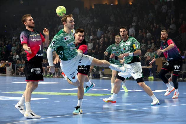 DEU, DHB, 1.HBL, Fuechse Berlin vs. Wetzlar, 14.12.2025, Max-Schmeling-Halle, Berlin, DEU, DHB, 1.HBL, Fuechse Berlin vs. Wetzlar, im Bild Mathias Gidsel (Fuechse Berlin 19), Mijajlo Marsenic (Fuechse Berlin 93), Dominik Mappes (HSG Wetzlar 7), Josip Simic (HSG Wetzlar 10)