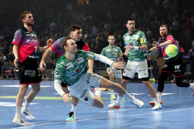 DEU, DHB, 1.HBL, Fuechse Berlin vs. Wetzlar, 14.12.2025, Max-Schmeling-Halle, Berlin, DEU, DHB, 1.HBL, Fuechse Berlin vs. Wetzlar, im Bild Mathias Gidsel (Fuechse Berlin 19), Mijajlo Marsenic (Fuechse Berlin 93), Dominik Mappes (HSG Wetzlar 7), Josip Simic (HSG Wetzlar 10)