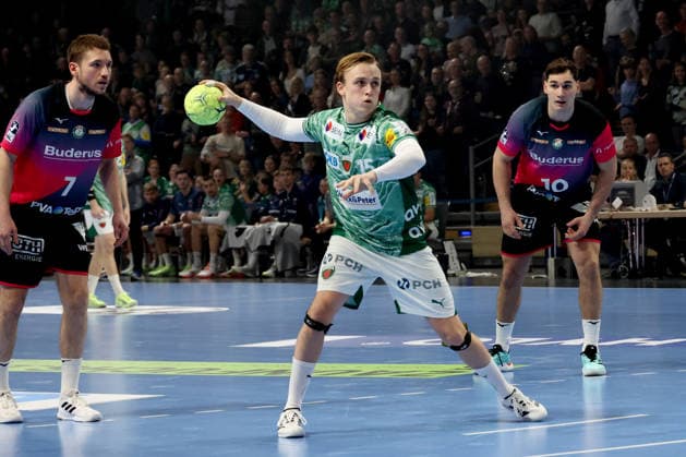 DEU, DHB, 1.HBL, Fuechse Berlin vs. Wetzlar, 14.12.2025, Max-Schmeling-Halle, Berlin, DEU, DHB, 1.HBL, Fuechse Berlin vs. Wetzlar, im Bild 7m Tobias Grondahl (Fuechse Berlin 15), Josip Simic (HSG Wetzlar 10) , Dominik Mappes (HSG Wetzlar 7)