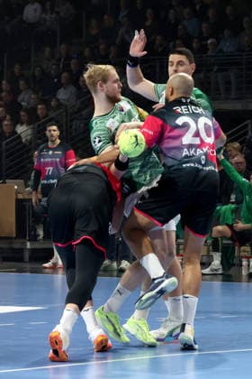 DEU, DHB, 1.HBL, Fuechse Berlin vs. Wetzlar, 14.12.2025, Max-Schmeling-Halle, Berlin, DEU, DHB, 1.HBL, Fuechse Berlin vs. Wetzlar, im Bild Matthes Langhoff (Fuechse Berlin 25), Mijajlo Marsenic (Fuechse Berlin 93), Nikola Grahovac (HSG Wetzlar 2), David Cyrill Akakpo (HSG Wetzlar 20)