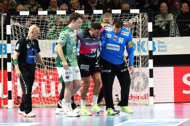 DEU, DHB, 1.HBL, Fuechse Berlin vs. Wetzlar, 14.12.2025, Max-Schmeling-Halle, Berlin, DEU, DHB, 1.HBL, Fuechse Berlin vs. Wetzlar, im Bild Ahmed Nafea (HSG Wetzlar 79), verletzt, Hakun West av Teigum (Fuechse Berlin 34), Dejan Milosavljev (Fuechse Berlin 96)