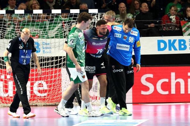 DEU, DHB, 1.HBL, Fuechse Berlin vs. Wetzlar, 14.12.2025, Max-Schmeling-Halle, Berlin, DEU, DHB, 1.HBL, Fuechse Berlin vs. Wetzlar, im Bild Ahmed Nafea (HSG Wetzlar 79), verletzt, Hakun West av Teigum (Fuechse Berlin 34), Dejan Milosavljev (Fuechse Berlin 96)