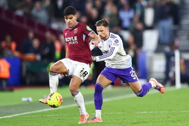 Mateus Fernandes of West Ham United under pressure from Matty Cash of Aston Villa West Ham United v Aston Villa, Premier League, Football, London Stadium, London, UK - 14 Dec 2025London London Stadium United Kingdom EDITORIAL USE ONLY No use with unauthorised audio, video, data, fixture lists, club league logos or live services. Online in-match use limited to 120 images, no video emulation. No use in betting, games or single club league player publications. Copyright: xSimonxDael Shutterstockx 16081588bq