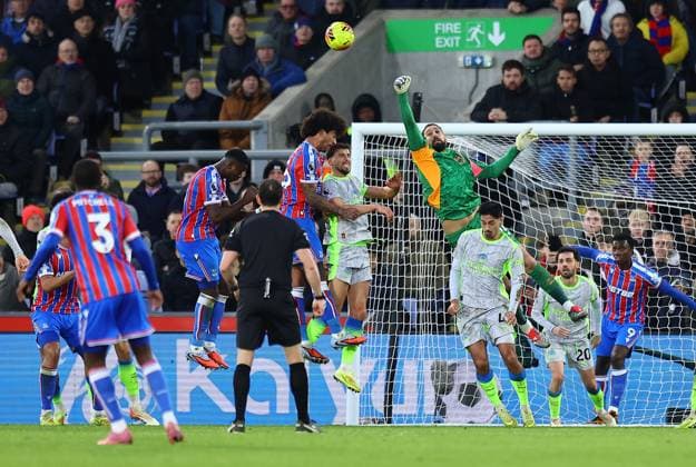 Gianluigi Donnarumma of Manchester City punches the ball away Crystal Palace v Manchester City, Premier League, Football, Selhurst Park, London, UK - 14 Dec 2025London Selhurst Park United Kingdom EDITORIAL USE ONLY No use with unauthorised audio, video, data, fixture lists, club league logos or live services. Online in-match use limited to 120 images, no video emulation. No use in betting, games or single club league player publications. Copyright: xMichaelxZemanek Shutterstockx 16081573bs