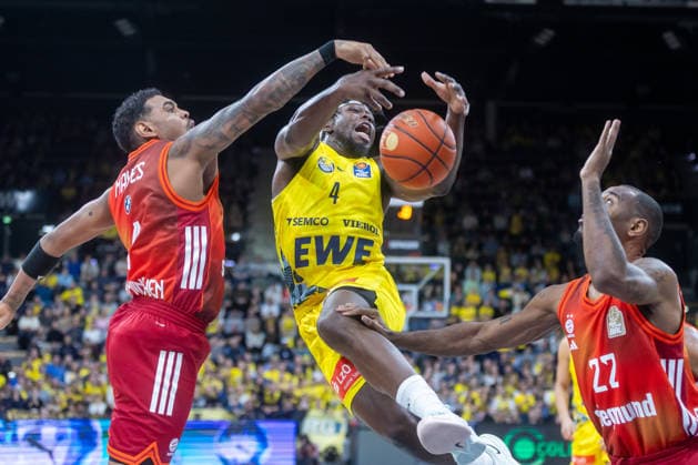 Oldenburg, Niedersachsen, DEU, 14.12.2025, Brian Fobbs (Mitte, EWE Baskets Oldenburg), Xavier Rathan-Mayes (links, FC Bayern München Basketball) und Isiaha Mike (rechts, FC Bayern München Basketball). EWE Baskets Oldenburg vs. FC Bayern München Basketball. 1. Basketball-Bundesliga Saison 2025 2026, 10. Spieltag, Grosse EWE Arena. EWE Baskets Oldenburg vs. FC Bayern München Basketball