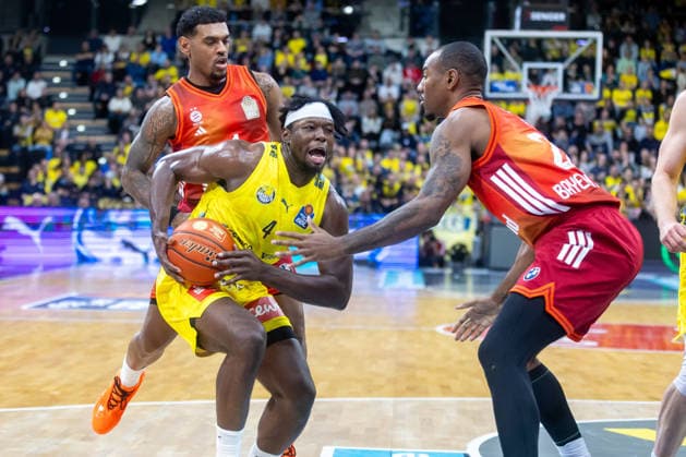Oldenburg, Niedersachsen, DEU, 14.12.2025, Brian Fobbs (Mitte, EWE Baskets Oldenburg), Xavier Rathan-Mayes (links, FC Bayern München Basketball) und Isiaha Mike (rechts, FC Bayern München Basketball). EWE Baskets Oldenburg vs. FC Bayern München Basketball. 1. Basketball-Bundesliga Saison 2025 2026, 10. Spieltag, Grosse EWE Arena. EWE Baskets Oldenburg vs. FC Bayern München Basketball