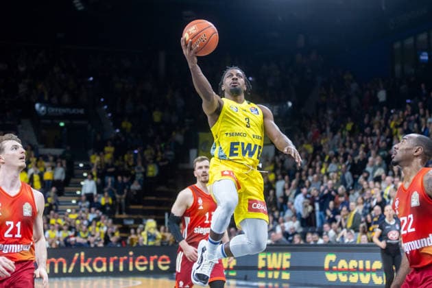 Oldenburg, Niedersachsen, DEU, 14.12.2025, Christopher Clemons (Mitte, EWE Baskets Oldenburg), Justus Hollatz (links, FC Bayern München Basketball) und Isiaha Mike (rechts, FC Bayern München Basketball). EWE Baskets Oldenburg vs. FC Bayern München Basketball. 1. Basketball-Bundesliga Saison 2025 2026, 10. Spieltag, Grosse EWE Arena. EWE Baskets Oldenburg vs. FC Bayern München Basketball