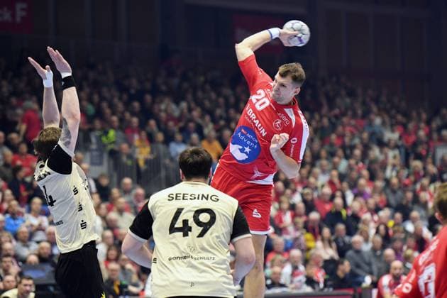 Uladsislau Kulesch (MT Melsungen 20) (am Ball), Gerdas Babarskas (Bergischer HC 14), Aron Seesing (Bergischer HC 49) , GER, MT Melsungen - Bergischer HC, Handball, 1. Bundesliga, 17. Spieltag, Saison 2025 2026, 14.12.2025, GER, MT Melsungen - Bergischer HC, Handball, 1. Bundesliga, 17. Spieltag, Saison 2025 2026, 14.12.2025 Kassel Copyright: xEibner-Pressefotox xRolandxSippelx EP_RSL