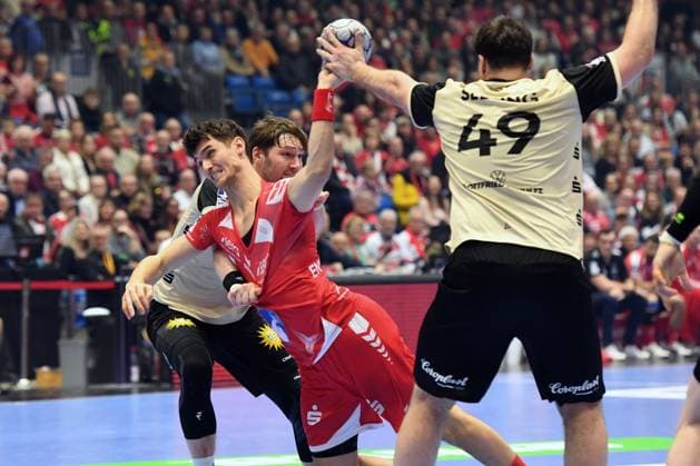Nikolaj Enderleit (MT Melsungen 4) (am Ball), Gerdas Babarskas (Bergischer HC 14), Aron Seesing (Bergischer HC 49) , GER, MT Melsungen - Bergischer HC, Handball, 1. Bundesliga, 17. Spieltag, Saison 2025 2026, 14.12.2025, GER, MT Melsungen - Bergischer HC, Handball, 1. Bundesliga, 17. Spieltag, Saison 2025 2026, 14.12.2025 Kassel Copyright: xEibner-Pressefotox xRolandxSippelx EP_RSL