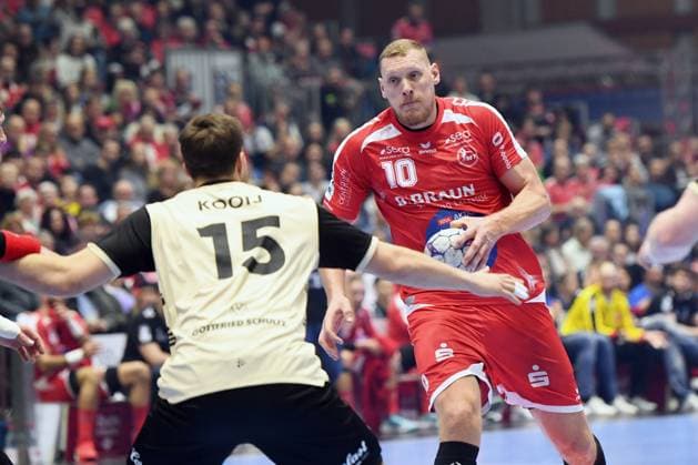 Dainis Kristopans (MT Melsungen 10) (am Ball), Lars Mitchell Kooij (Bergischer HC 15) , GER, MT Melsungen - Bergischer HC, Handball, 1. Bundesliga, 17. Spieltag, Saison 2025 2026, 14.12.2025, GER, MT Melsungen - Bergischer HC, Handball, 1. Bundesliga, 17. Spieltag, Saison 2025 2026, 14.12.2025 Kassel Copyright: xEibner-Pressefotox xRolandxSippelx EP_RSL