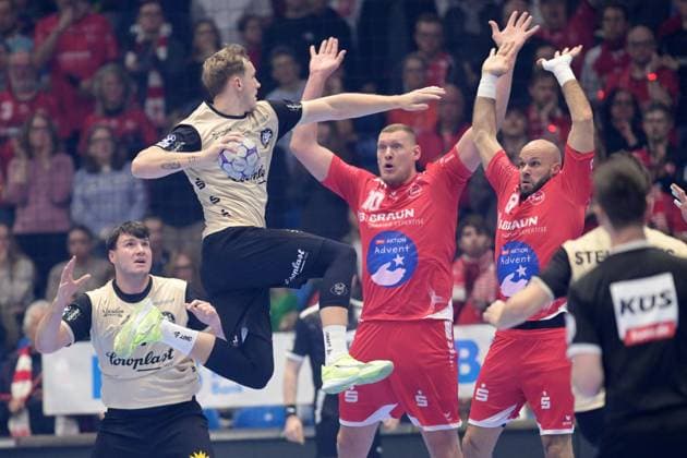 Nico Schoettle (Bergischer HC 8) beim Wurf; Dainis Kristopans (MT Melsungen 10), Adrian Sipos (MT Melsungen 8) (R) in der Abwehr , GER, MT Melsungen - Bergischer HC, Handball, 1. Bundesliga, 17. Spieltag, Saison 2025 2026, 14.12.2025, GER, MT Melsungen - Bergischer HC, Handball, 1. Bundesliga, 17. Spieltag, Saison 2025 2026, 14.12.2025 Kassel Copyright: xEibner-Pressefotox xRolandxSippelx EP_RSL