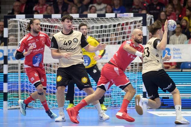 Soeren Steinhaus (Bergischer HC 53) (am Ball), Adrian Sipos (MT Melsungen 8), Olle Forsell Schefvert (MT Melsungen 25), Aron Seesing (Bergischer HC 49) , GER, MT Melsungen - Bergischer HC, Handball, 1. Bundesliga, 17. Spieltag, Saison 2025 2026, 14.12.2025, GER, MT Melsungen - Bergischer HC, Handball, 1. Bundesliga, 17. Spieltag, Saison 2025 2026, 14.12.2025 Kassel Copyright: xEibner-Pressefotox xRolandxSippelx EP_RSL