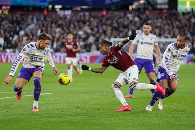 Crysencio Summerville of West Ham is challenged by Matty Cash and Boubacar Kamara of Aston Villa West Ham United v Aston Villa, Football, Premier League, London Stadium, London, UK, 14 12 25 EDITORIAL USE ONLY No use with unauthorised audio, video, data, fixture lists (outside the EU), club league logos or live services. Online in-match use limited to 45 images (+15 in extra time). No use to emulate moving images. No use in betting, games or Copyright: xAnthonyxHanc Shutterstockx 16104760bn