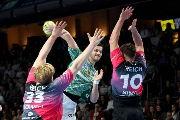 DEU, DHB, 1.HBL, Fuechse Berlin vs. Wetzlar, 14.12.2025, Max-Schmeling-Halle, Berlin, DEU, DHB, 1.HBL, Fuechse Berlin vs. Wetzlar, im Bild Lauro Pichiri (Fuechse Berlin 24), Georg Loewen (HSG Wetzlar 33), Josip Simic (HSG Wetzlar 10)