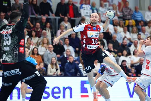 Torwurf von Maximilian Lux (HSG Nordhorn-Lingen, 10) GER, TV Huettenberg vs HSG Nordhorn-Lingen, 2. Handball-Bundesliga, 15. Spieltag, Spielzeit 2025 2026, 14.12.2025 GER, TV Huettenberg vs HSG Nordhorn-Lingen, 2. Handball-Bundesliga, 15. Spieltag, Spielzeit 2025 2026, 14.12.2025 Huettenberg Copyright: xEibner-Pressefoto RenexWeissx EP_RWS