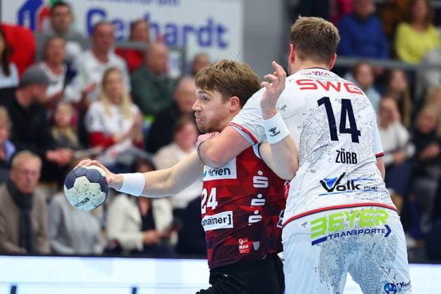 Elias Ruddat (HSG Nordhorn-Lingen, 24) im Zweikampf Moritz Zoerb (TV Huettenberg, 14) GER, TV Huettenberg vs HSG Nordhorn-Lingen, 2. Handball-Bundesliga, 15. Spieltag, Spielzeit 2025 2026, 14.12.2025 GER, TV Huettenberg vs HSG Nordhorn-Lingen, 2. Handball-Bundesliga, 15. Spieltag, Spielzeit 2025 2026, 14.12.2025 Huettenberg Copyright: xEibner-Pressefoto RenexWeissx EP_RWS