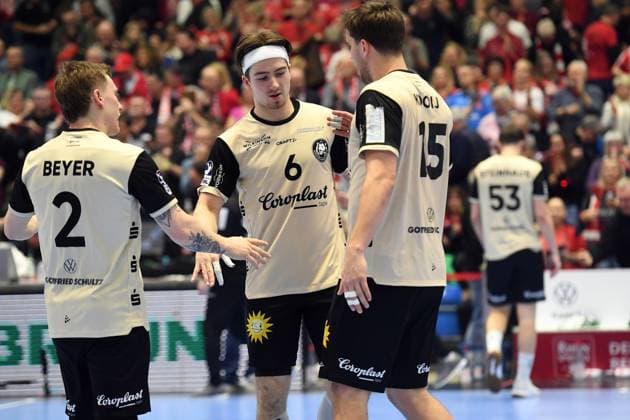 enttaeuscht, frustriert, Emotion nach der Niederlage; Noah Beyer (Bergischer HC 2), Soeren Servos (Bergischer HC 6), Lars Mitchell Kooij (Bergischer HC 15) , GER, MT Melsungen - Bergischer HC, Handball, 1. Bundesliga, 17. Spieltag, Saison 2025 2026, 14.12.2025, GER, MT Melsungen - Bergischer HC, Handball, 1. Bundesliga, 17. Spieltag, Saison 2025 2026, 14.12.2025 Kassel Copyright: xEibner-Pressefotox xRolandxSippelx EP_RSL