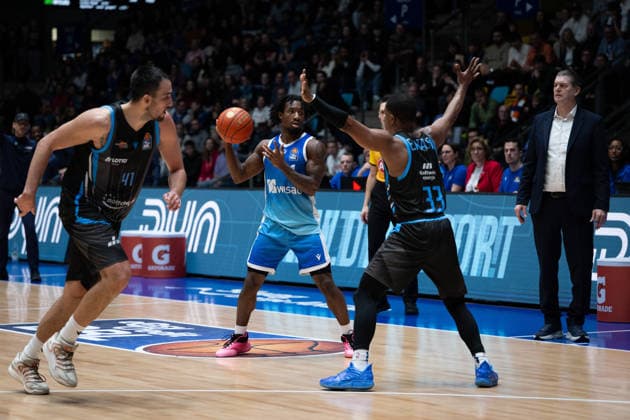 Alex Herrera (Science City Jena, 41), Isaiah Swope (Frankfurt Skyliners, 01) GER, BBL, Frankfurt Skyliners vs. Science City Jena, SV Basketball, 1. Bundesliga, 10 Spieltag, Saison 2025 2026 14.12.2025 Eibner-Pressefoto Attila Ziga GER, BBL, Frankfurt Skyliners vs. Science City Jena, SV Basketball, 1. Bundesliga, 10 Spieltag, Saison 2025 2026 14.12.2025 Frankfurt am Main Copyright: xEibner-Pressefotox EP_AZA