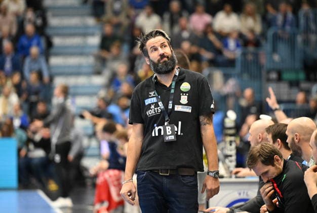 RECORD DATE NOT STATED Bennet Wiegert (SC Magdeburg Trainer) mit skeptischen Blick VfL Gummersbach vs. SC Magdeburg, Handball, Daikin 1. Bundesliga, 17. Spieltag, Spielzeit 2025-2026, Schwalbe Arena Gummersbach, 14.12.2025 VfL Gummersbach vs. SC Magdeburg, Handball, Daikin 1. Bundesliga, 17. Spieltag, Spielzeit 2025-2026, Schwalbe Arena Gummersbach, 14.12.2025 Gummersbach Copyright: xEibner-Pressefoto JuergenxAugstx EP_JAT