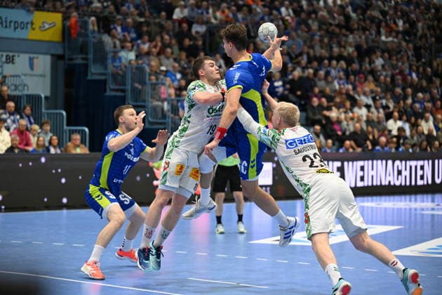 RECORD DATE NOT STATED Elvar Oern Jonsson (SC Magdeburg 19) und Magnus Saugstrup (SC Magdeburg 23) gegen Julian Koester (VfL Gummersbach 7) VfL Gummersbach vs. SC Magdeburg, Handball, Daikin 1. Bundesliga, 17. Spieltag, Spielzeit 2025-2026, Schwalbe Arena Gummersbach, 14.12.2025 VfL Gummersbach vs. SC Magdeburg, Handball, Daikin 1. Bundesliga, 17. Spieltag, Spielzeit 2025-2026, Schwalbe Arena Gummersbach, 14.12.2025 Gummersbach Copyright: xEibner-Pressefoto JuergenxAugstx EP_JAT