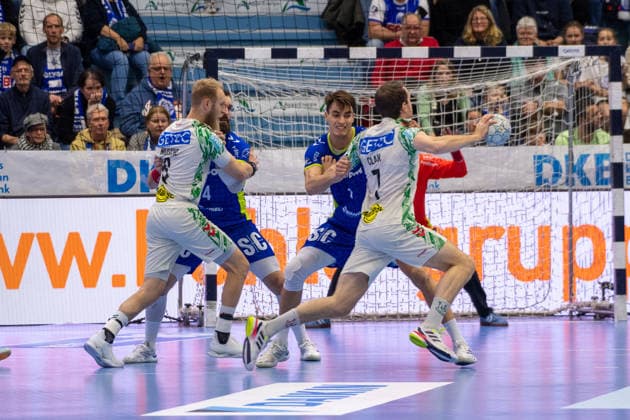 Daikin Handball Bundesliga, VfL Gummersbach - SC Magdeburg, 14.12.2025 Matthias Musche (SC Magdeburg, 6), Teitur Einarsson (VfL Gummersbach, 14), Julian Köster (VfL Gummersbach, 7), Felix Claar (SC Magdeburg, 7), ; Daikin Handball Bundesliga, VfL Gummersbach - SC Magdeburg, 14.12.2025 Copyright: xBEAUTIFULxSPORTS Erlhofx