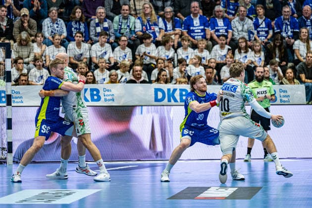 Daikin Handball Bundesliga, VfL Gummersbach - SC Magdeburg, 14.12.2025 Ellidi Vidarsson (VfL Gummersbach, 4), Tom Kiesler (VfL Gummersbach, 30), Gísli Þorgeir Kristjánsson (SC Magdeburg, 10), ; Daikin Handball Bundesliga, VfL Gummersbach - SC Magdeburg, 14.12.2025 Copyright: xBEAUTIFULxSPORTS Erlhofx
