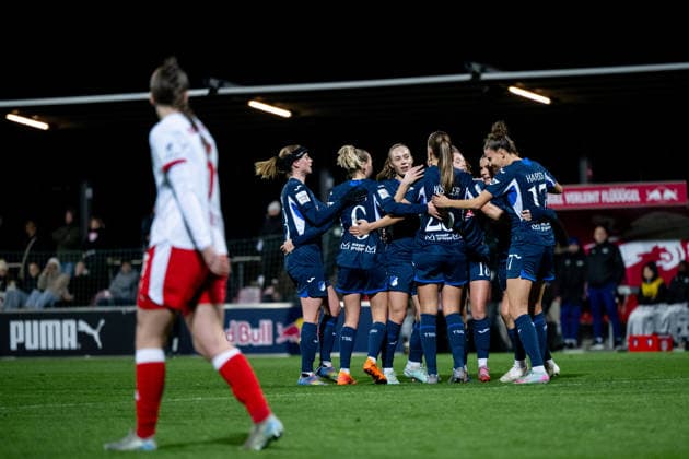 Wielle Douma (TSG Hoffenheim, 13), Vanessa Diehm (TSG Hoffenheim, 06), Jamilla Rankin (TSG Hoffenheim, 05), Melissa Koessler (TSG Hoffenheim, 25), Selina Cerci (TSG Hoffenheim, 29), Franziska Harsch (TSG Hoffenheim, 17) jubeln ueber das Tor zum 0:1, GER, RB Leipzig vs TSG 1899 Hoffenheim, Fussball Google Pixel Frauen Bundesliga, 13. Spieltag, Saison 2025 2026, 14.12.2025 DFB regulations prohibit any use of photographs as image sequences and or quasi-video GER, RB Leipzig vs TSG 1899 Hoffenheim, Fussball Google Pixel Frauen Bundesliga, 13. Spieltag, Saison 2025 2026, 14.12.2025 Leipzig Copyright: xEibner-Pressefoto Memmlerx EP_MMR