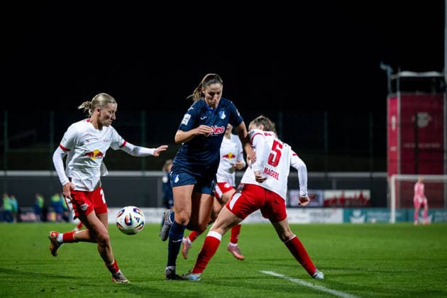 Melissa Koessler (TSG Hoffenheim, 25) im Zweikampf mit Julia Magerl (RB Leipzig, 05), Marlene Mueller (RB Leipzig, 27), GER, RB Leipzig vs TSG 1899 Hoffenheim, Fussball Google Pixel Frauen Bundesliga, 13. Spieltag, Saison 2025 2026, 14.12.2025 DFB regulations prohibit any use of photographs as image sequences and or quasi-video GER, RB Leipzig vs TSG 1899 Hoffenheim, Fussball Google Pixel Frauen Bundesliga, 13. Spieltag, Saison 2025 2026, 14.12.2025 Leipzig Copyright: xEibner-Pressefoto Memmlerx EP_MMR