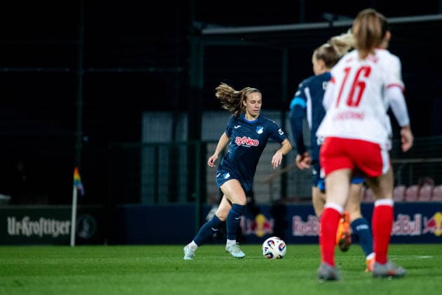 Jamilla Rankin (TSG Hoffenheim, 05) am Ball, davor Annabel Schasching (RB Leipzig, 16), GER, RB Leipzig vs TSG 1899 Hoffenheim, Fussball Google Pixel Frauen Bundesliga, 13. Spieltag, Saison 2025 2026, 14.12.2025 DFB regulations prohibit any use of photographs as image sequences and or quasi-video GER, RB Leipzig vs TSG 1899 Hoffenheim, Fussball Google Pixel Frauen Bundesliga, 13. Spieltag, Saison 2025 2026, 14.12.2025 Leipzig Copyright: xEibner-Pressefoto Memmlerx EP_MMR