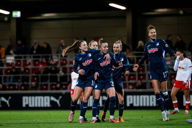 Valesca Ampoorter (TSG Hoffenheim, 18), Laura Gloning (TSG Hoffenheim, 20), Vanessa Diehm (TSG Hoffenheim, 06), Franziska Harsch (TSG Hoffenheim, 17) jubeln ueber das Tor zum 1:2, GER, RB Leipzig vs TSG 1899 Hoffenheim, Fussball Google Pixel Frauen Bundesliga, 13. Spieltag, Saison 2025 2026, 14.12.2025 DFB regulations prohibit any use of photographs as image sequences and or quasi-video GER, RB Leipzig vs TSG 1899 Hoffenheim, Fussball Google Pixel Frauen Bundesliga, 13. Spieltag, Saison 2025 2026, 14.12.2025 Leipzig Copyright: xEibner-Pressefoto Memmlerx EP_MMR