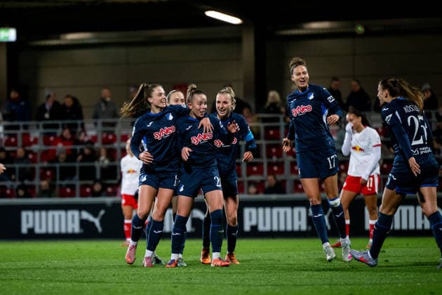 Valesca Ampoorter (TSG Hoffenheim, 18), Laura Gloning (TSG Hoffenheim, 20), Vanessa Diehm (TSG Hoffenheim, 06), Franziska Harsch (TSG Hoffenheim, 17) jubeln ueber das Tor zum 1:2, GER, RB Leipzig vs TSG 1899 Hoffenheim, Fussball Google Pixel Frauen Bundesliga, 13. Spieltag, Saison 2025 2026, 14.12.2025 DFB regulations prohibit any use of photographs as image sequences and or quasi-video GER, RB Leipzig vs TSG 1899 Hoffenheim, Fussball Google Pixel Frauen Bundesliga, 13. Spieltag, Saison 2025 2026, 14.12.2025 Leipzig Copyright: xEibner-Pressefoto Memmlerx EP_MMR