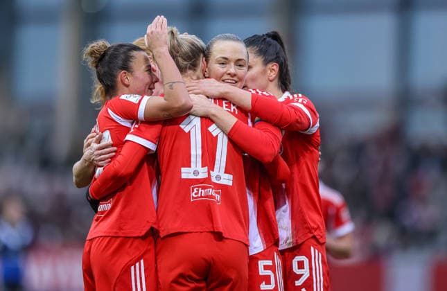 GER, München, FC Bayern München vs Hamburger SV, Google Pixel Frauen Bundesliga, Fussball, DFB, Spielzeit 2025 2026, FC Bayern Campus, 13. Spieltag, im Bild: Lea Schüller (Bayern München 11), Tor, Freude, Jubel und Emotion, Magdalena Eriksson (Bayern München 5) DFB DFL REGULATIONS PROHIBIT ANY USE OF PHOTOGRAPHS AS IMAGE SEQUENCES AND OR QUASI-VIDEO, 14.12.2025 Copyright: HMBxMedia HendrikxHamelau