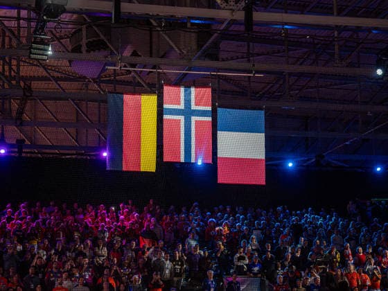 Die Flaggen der 3 besten Mannschaften, Deutschland vs. Norwegen, Handball, Weltmeisterschaft, Frauen, Spielzeit 2025 2026, 14.12.2025, Deutschland vs. Norwegen, Handball, Weltmeisterschaft, Frauen, Spielzeit 2025 2026, 14.12.2025 Rotterdam Copyright: xEibner-Pressefoto MichaelxSchmidx EP_MST